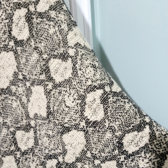 Do Everything In Love Women's Snakeskin Print Fringe Poncho One Size - Picture 5 of 11